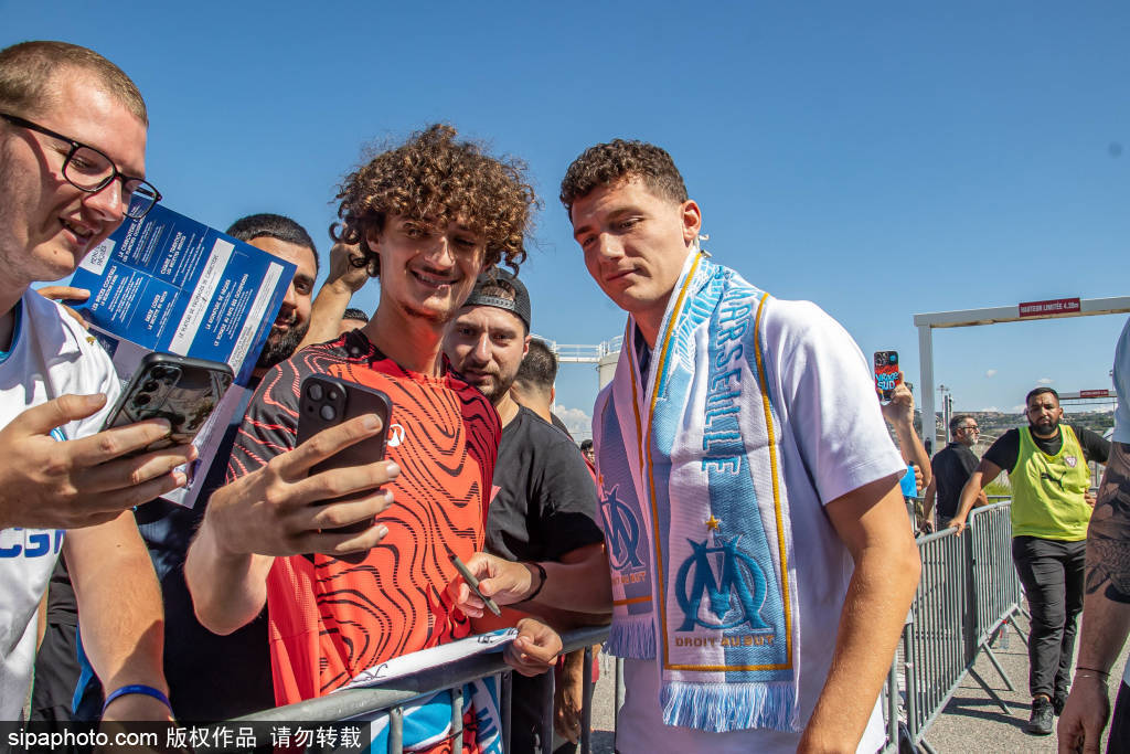 法甲球队马赛为新援帕瓦尔举行欢迎仪式
        
    法甲球队马赛为新援帕瓦尔举行欢迎仪式